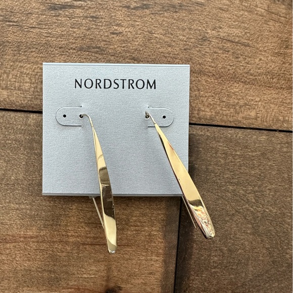 NWT!! Gold Dangle Earrings - Picture 1 of 3